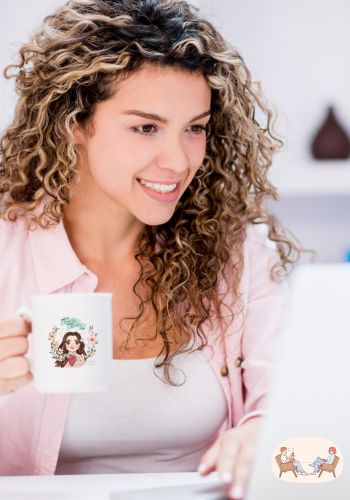 mulher sorrind tomando um chá enaunto olha para o computador logo da psóloga paula oli moreira