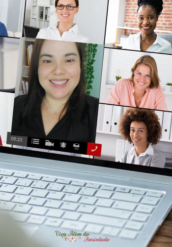 foto de computador com um grupo de mentoria com mulheres sorrindo fonte canva e arquivo particular