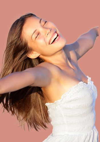 mulher de braços aberto e sorrindo