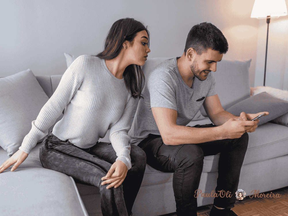 Mulher espionando o celular do cônjunge Ciúmes exessivo- Dependencia emocional- Imagem: Canva