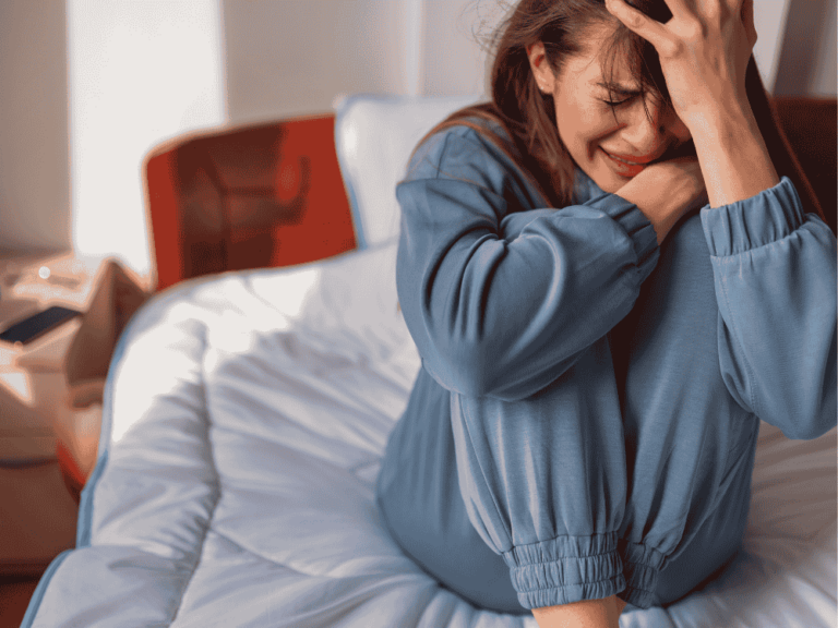 Mulher tendo uma crise de ansiedade -dependência emocional -Fonte: Canva