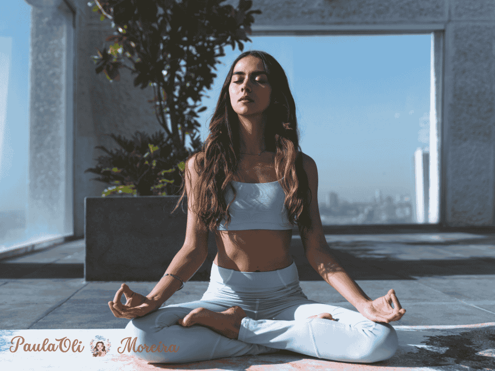 Mulher meditando em sua casa, para encontrar paz e se livrar de qualquer ansiedade e pensamentos negativos- Fonte: Canva