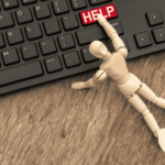 um boneco de madeira apertando um botão de ajuda no teclado para pensamentos negativos