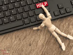 um boneco de madeira apertando um botão de ajuda no teclado para pensamentos negativos