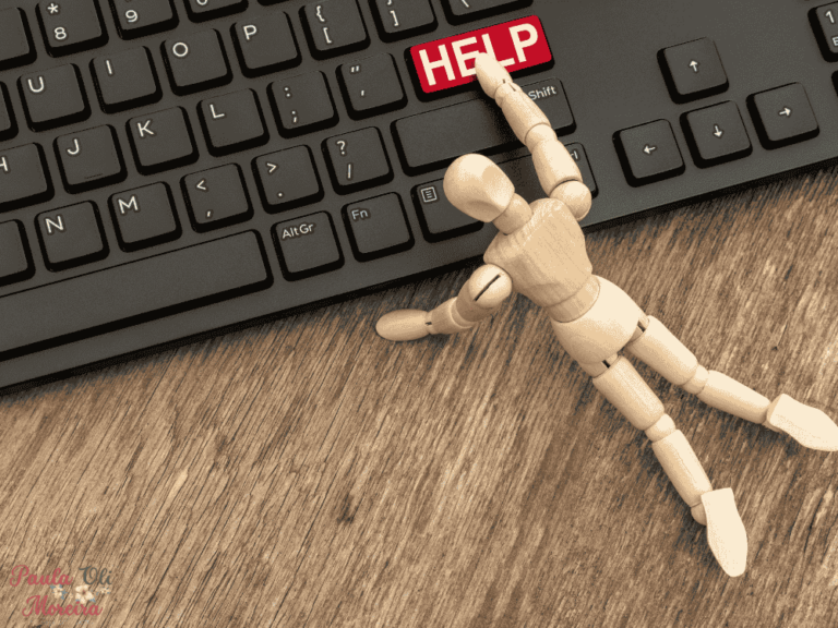 um boneco de madeira apertando um botão de ajuda no teclado para pensamentos negativos