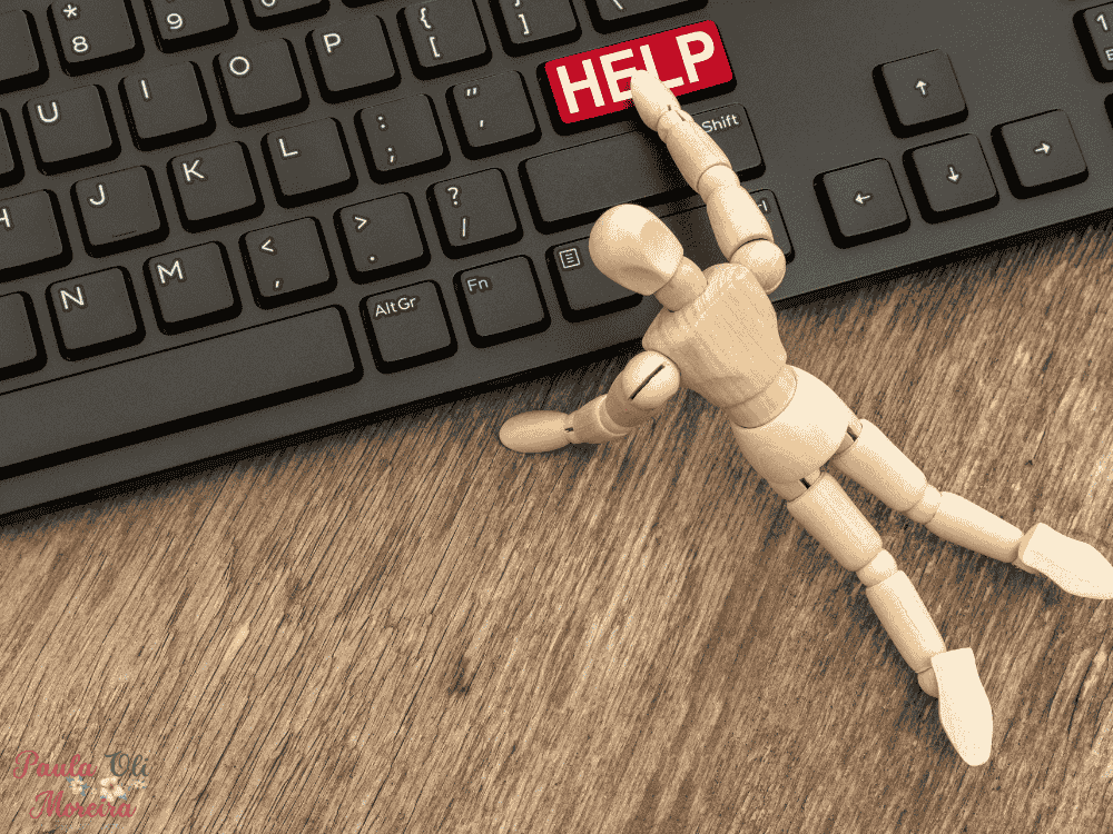 um boneco de madeira apertando um botão de ajuda no teclado para pensamentos negativos
