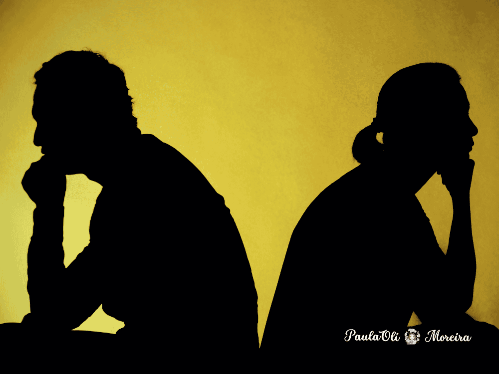 Casal hetero(Toxíco) se olhando a direções opostas em fundo amarelo com muitos contrastes de luz e sombra- Autossabotagem-Imagem:Canva